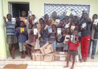 Groupe d'enfants avec des livres dans les mains